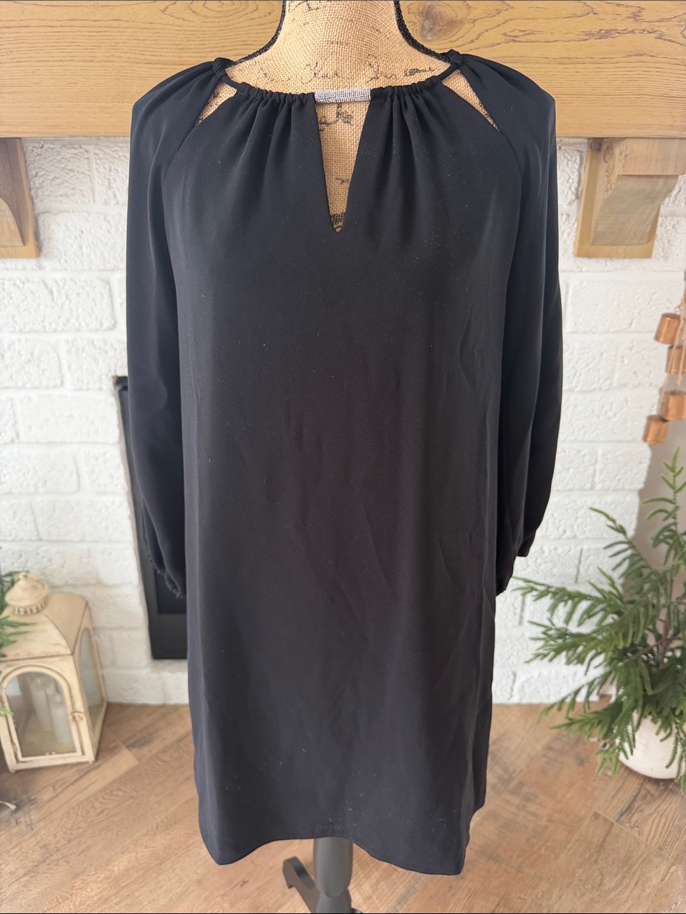 Trina Turk Lyra Black Long-Sleeve Keyhole Shift Dress